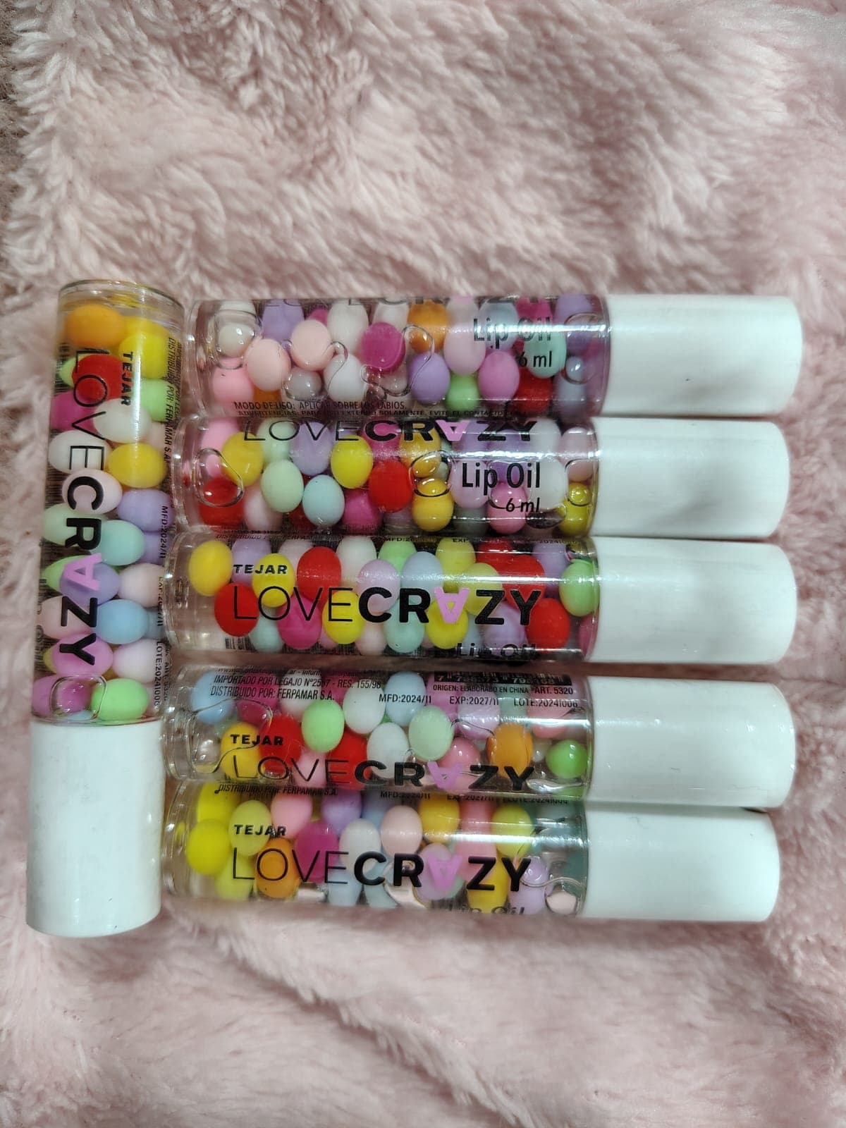 Lip oil pompones